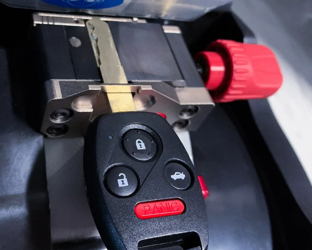 Mobile car key cutting service