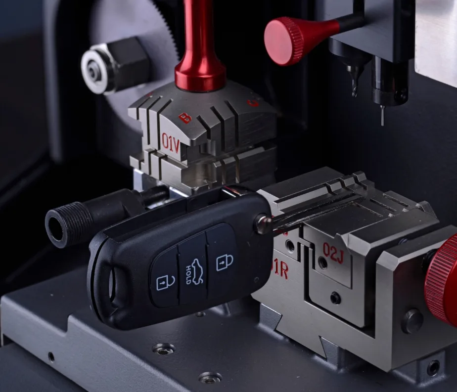 Car key replacement cost comparison between mobile locksmith and dealer service