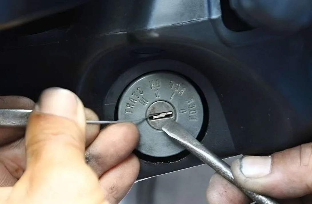 Treasure Coast Locksmith technician providing a written binding quote before starting a deadbolt installation at a Vero Beach home